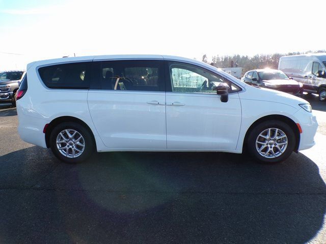Used 2024 Chrysler Pacifica Touring-L image 5