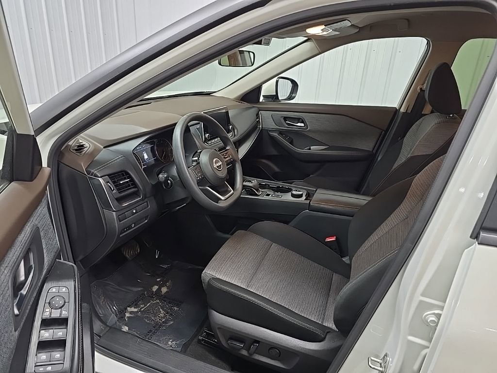 Used 2023 Nissan Rogue SV image 28