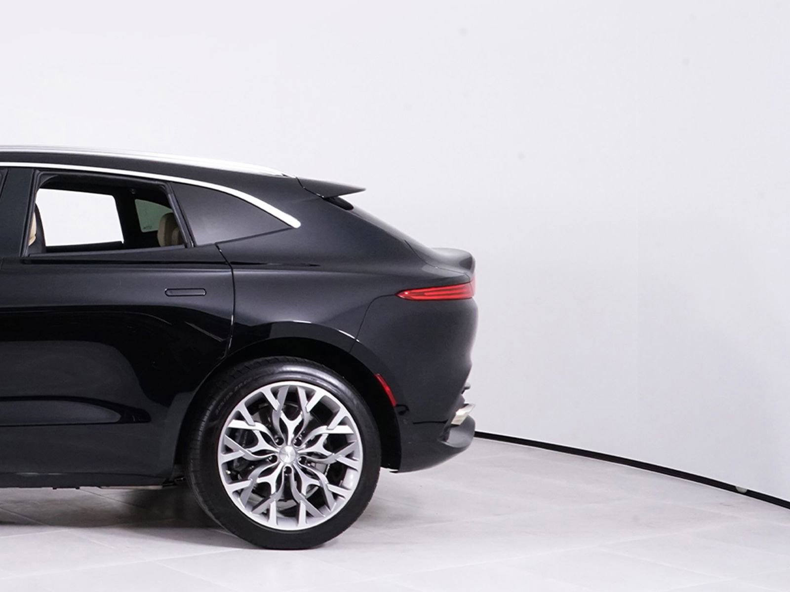 Used 2023 Aston Martin DBX image 13