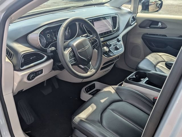 Used 2024 Chrysler Pacifica Touring-L FWD image 11