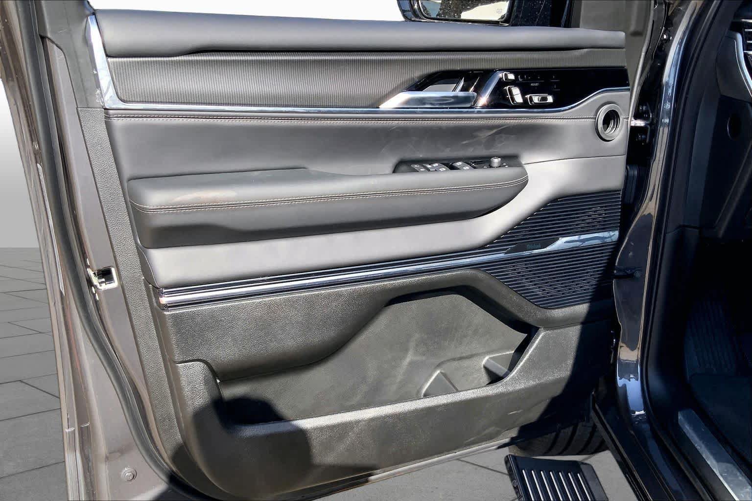 New 2026 Jeep Grand Wagoneer Summit AWD/4WD image 10