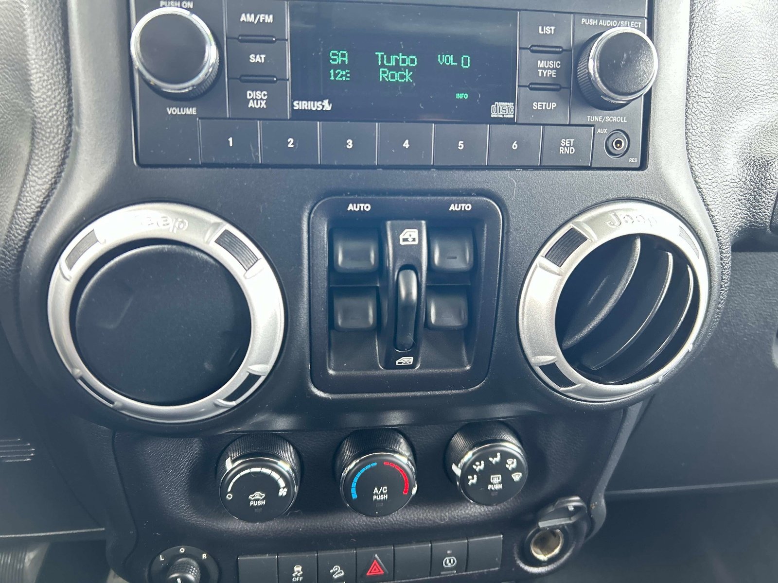 Used 2015 Jeep Wrangler Unlimited Sahara w/ Connectivity Group image 30