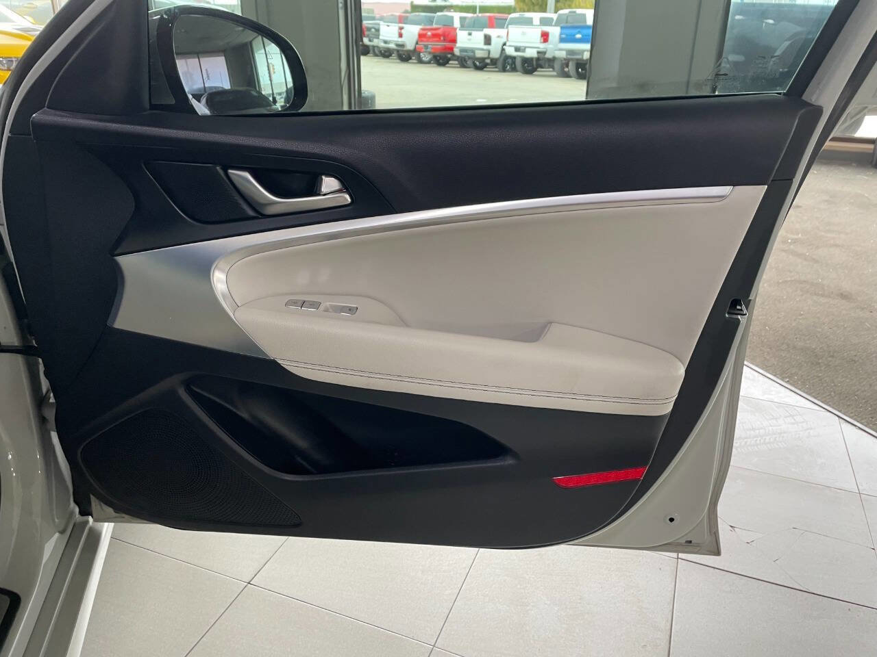 Used 2024 Genesis G70 2.5T image 25