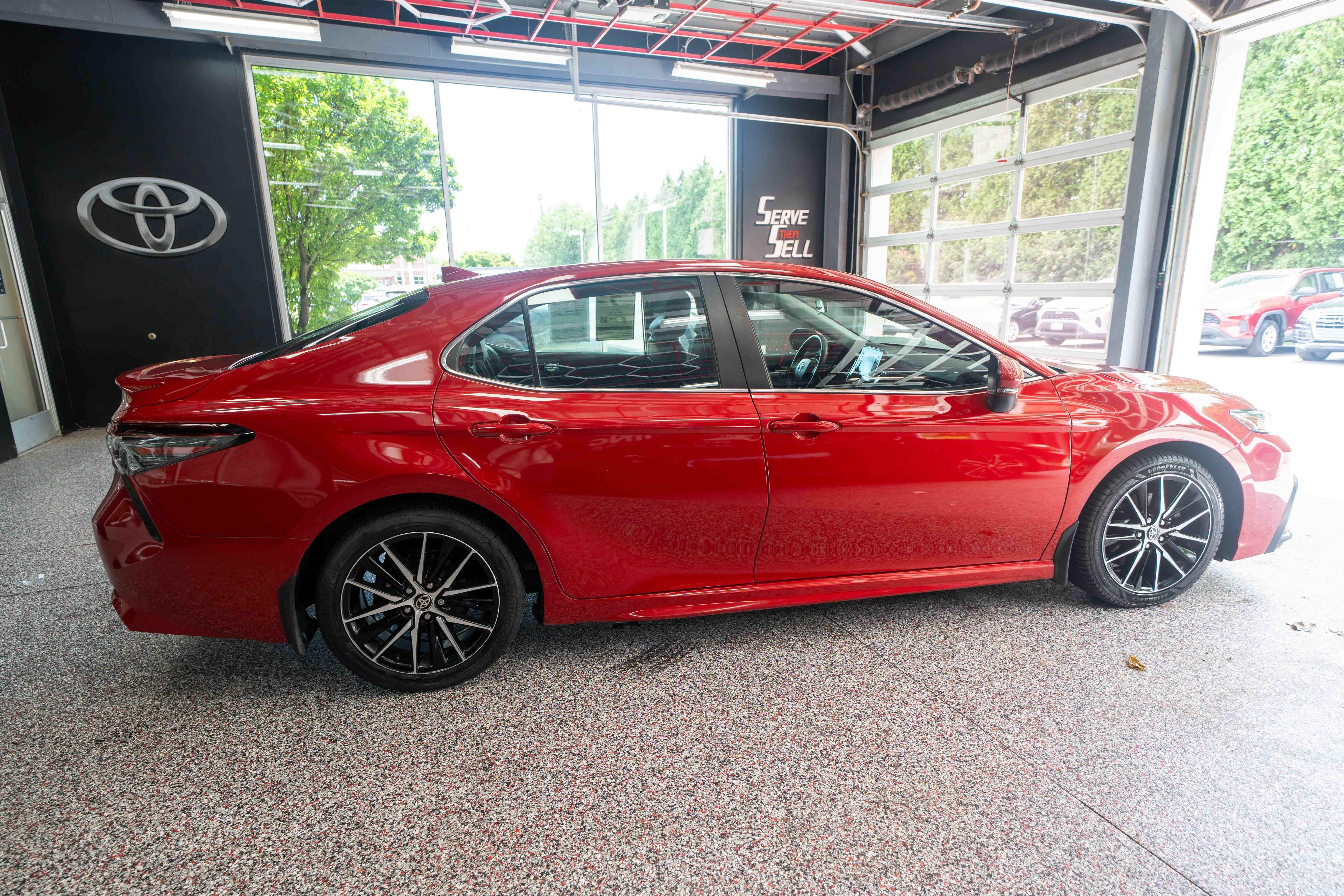 Used 2022 Toyota Camry SE w/ Cold Weather Package FWD image 4