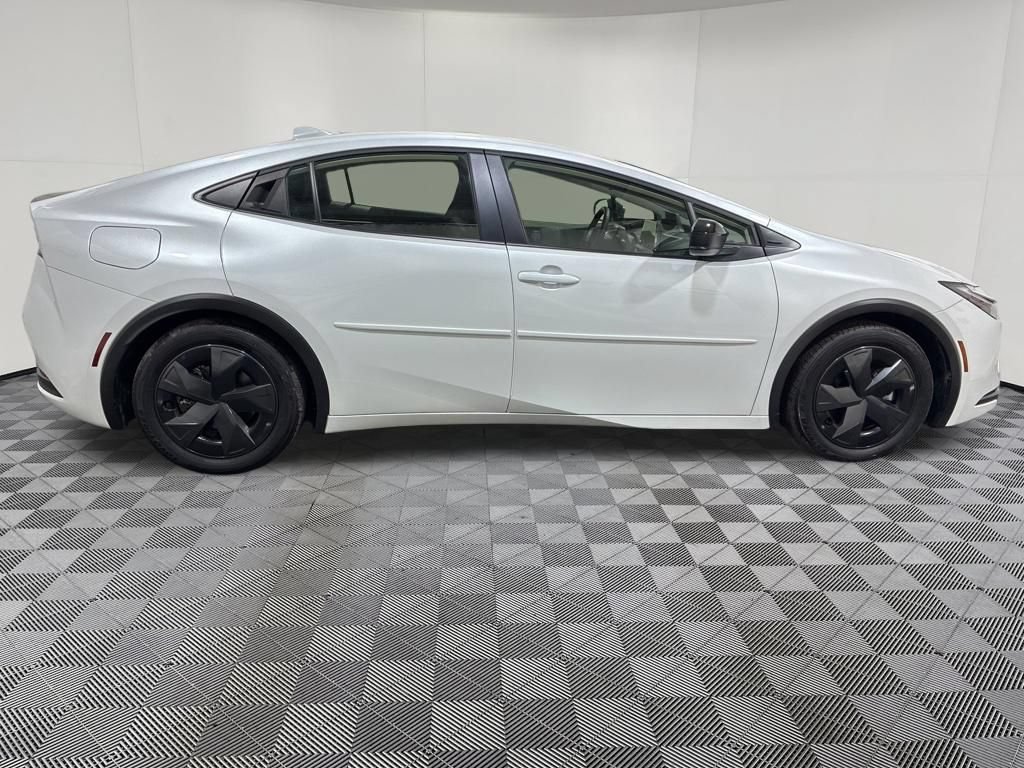 Used 2025 Toyota Prius Plug-In Hybrid FWD image 8