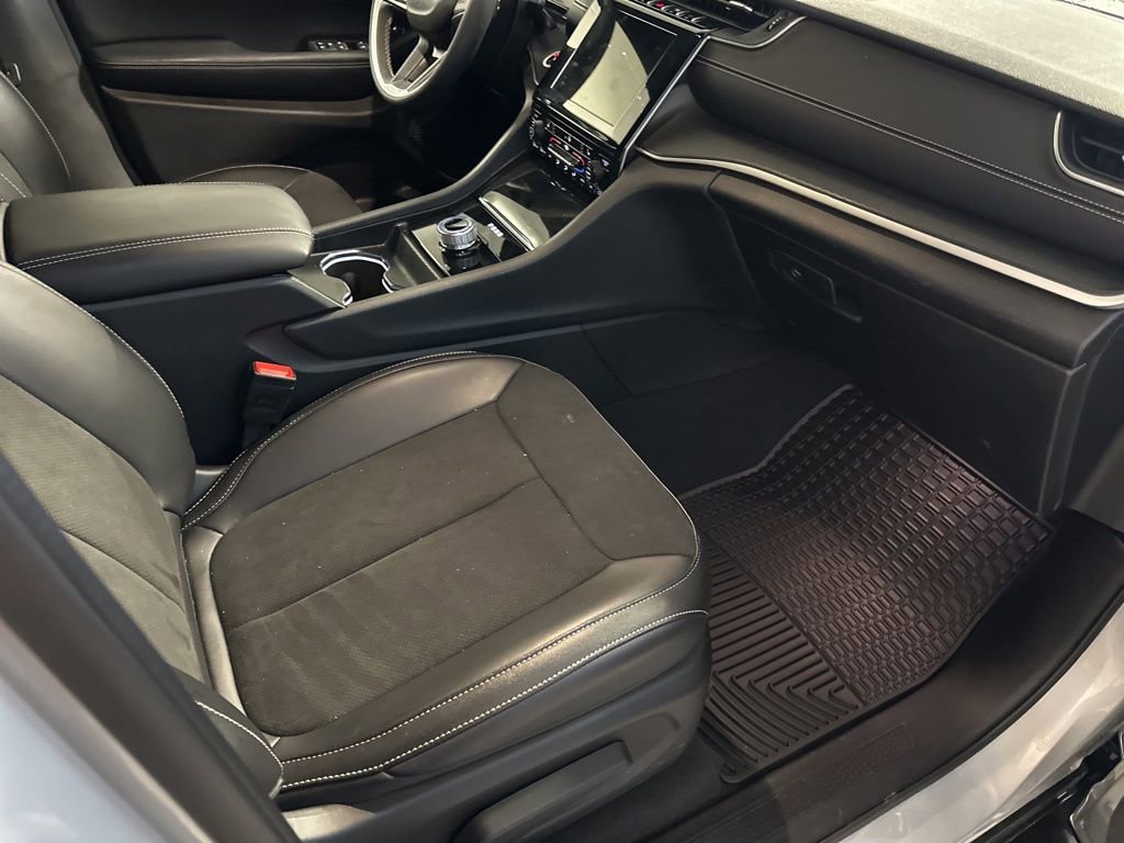 Used 2024 Jeep Grand Cherokee Altitude image 25