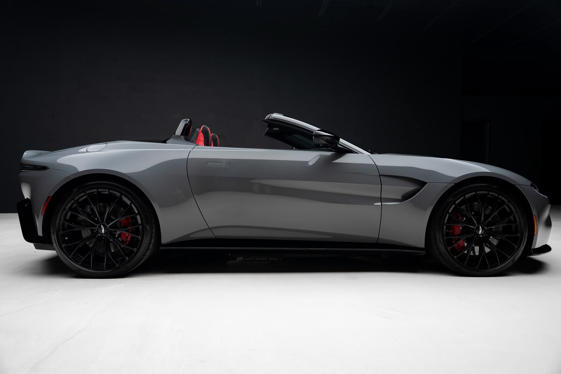 Used 2023 Aston Martin V8 Vantage Roadster RWD image 36