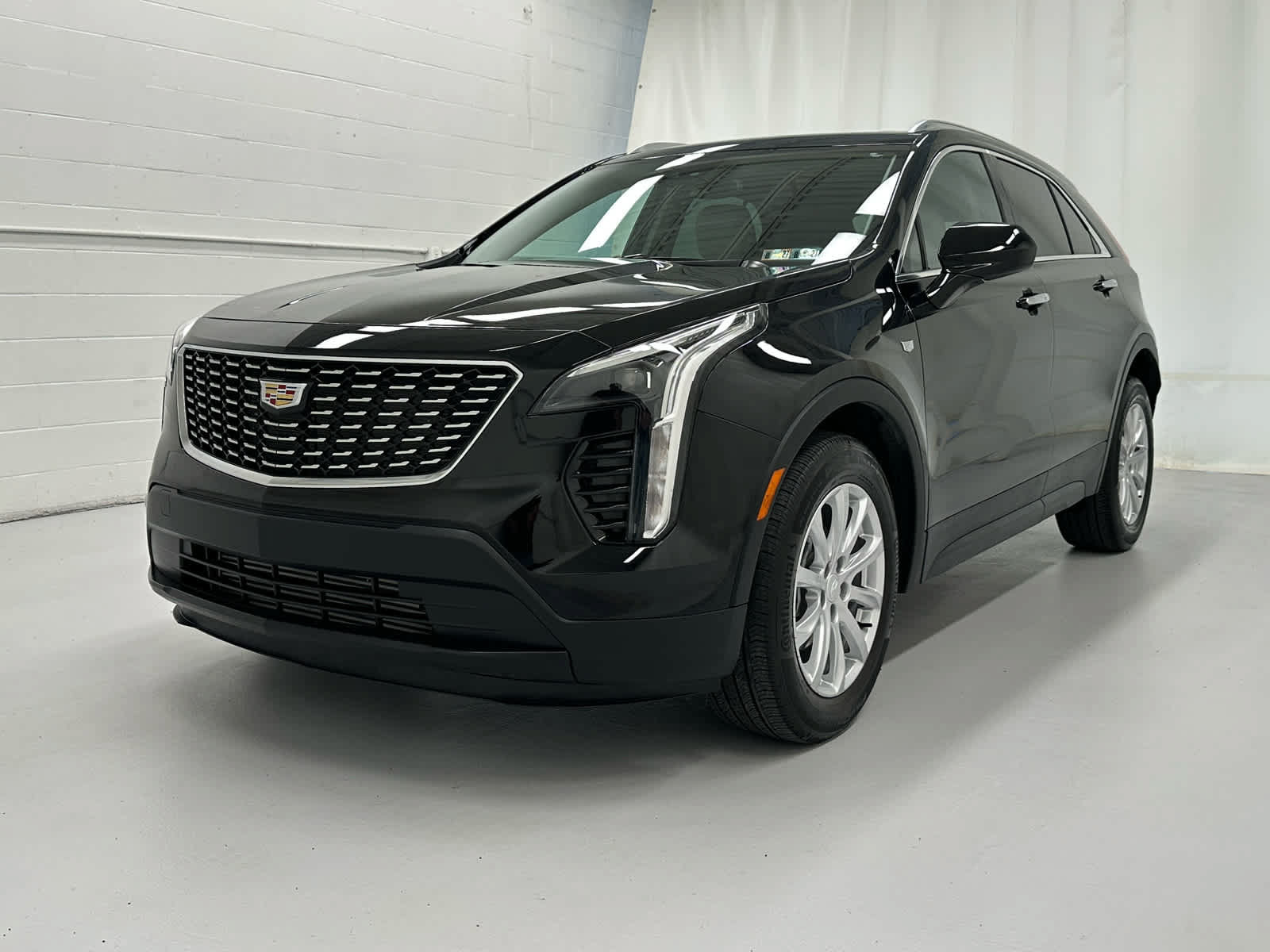 Used 2023 Cadillac XT4 Luxury w/ Cold Weather Package AWD/4WD image 4