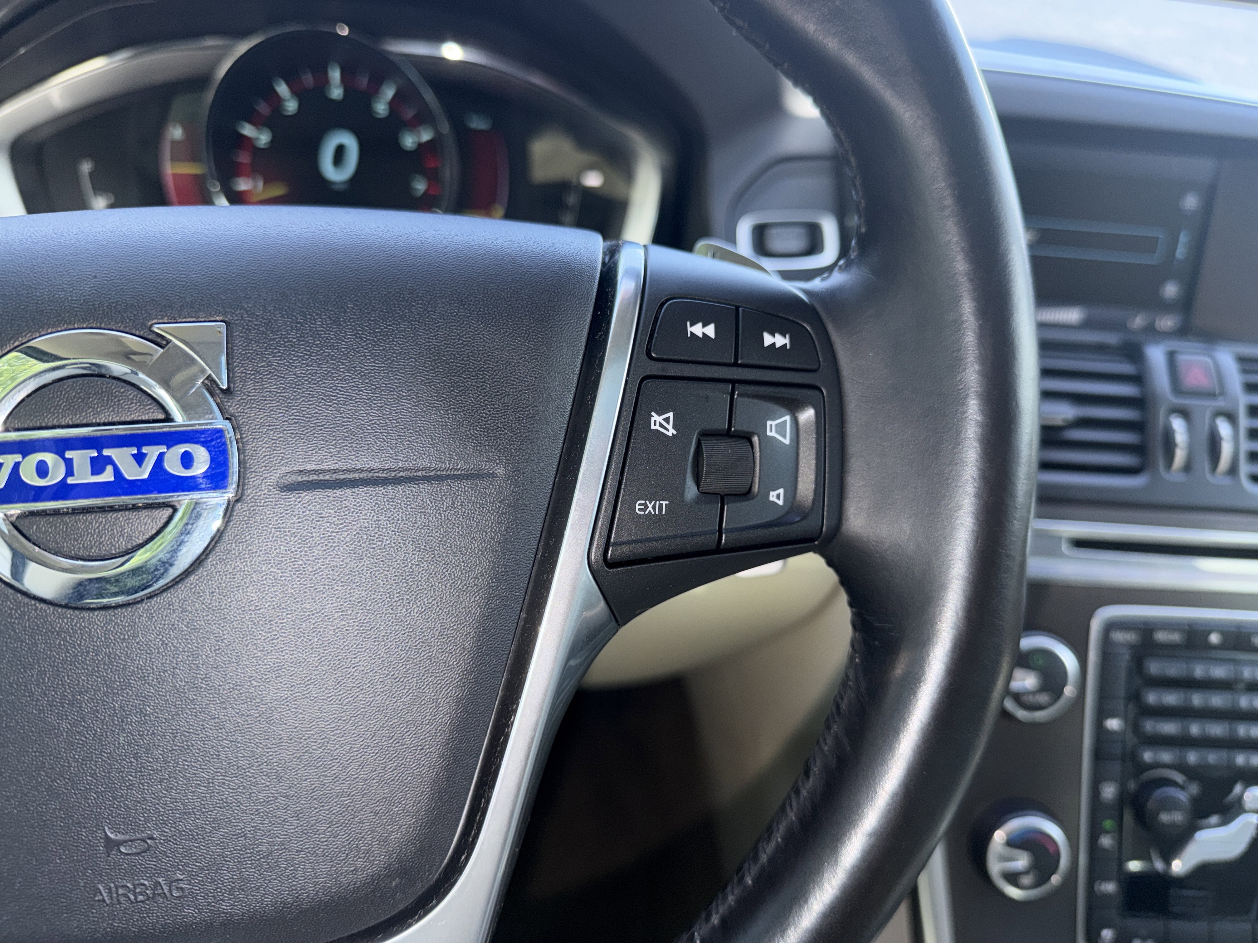 Used 2015 Volvo XC60 T6 Premier Plus image 20