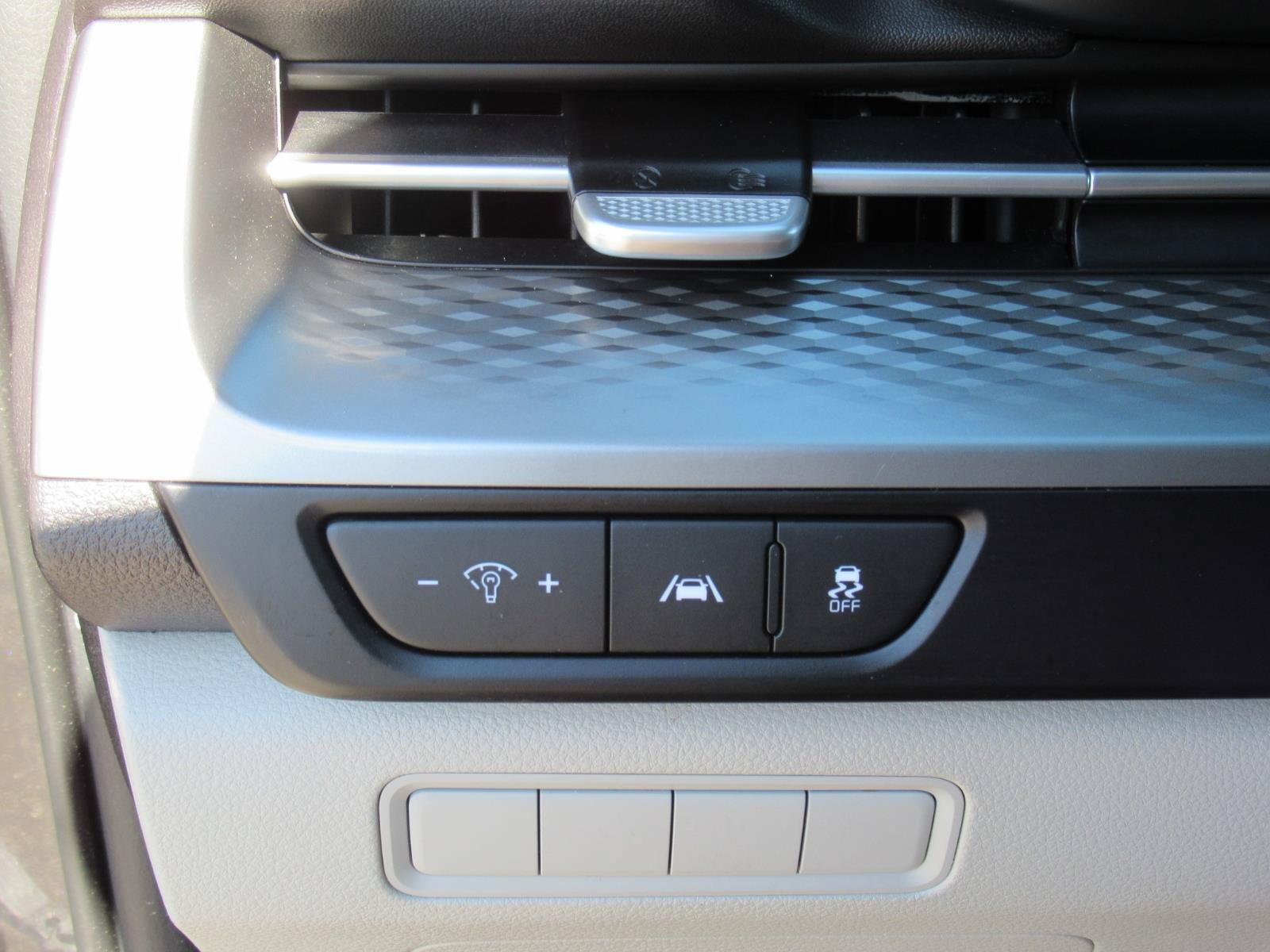 Used 2022 Kia Carnival LX FWD image 25