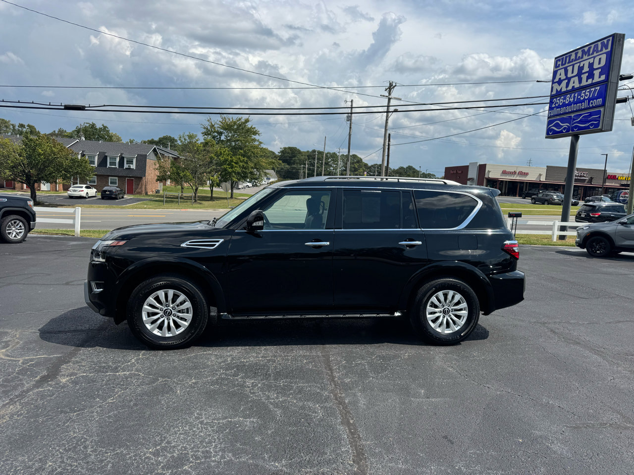 Used 2023 Nissan Armada SV image 2