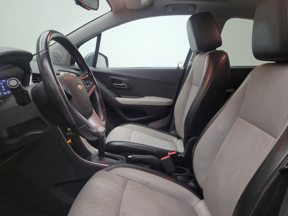 Used 2019 Chevrolet Trax LT w/ Sun & Sound Package FWD image 17