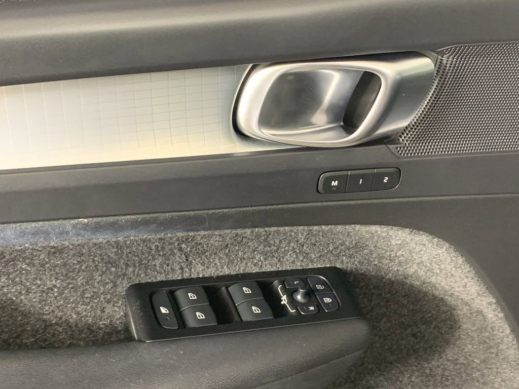 Used 2022 Volvo XC40 T5 Momentum image 15