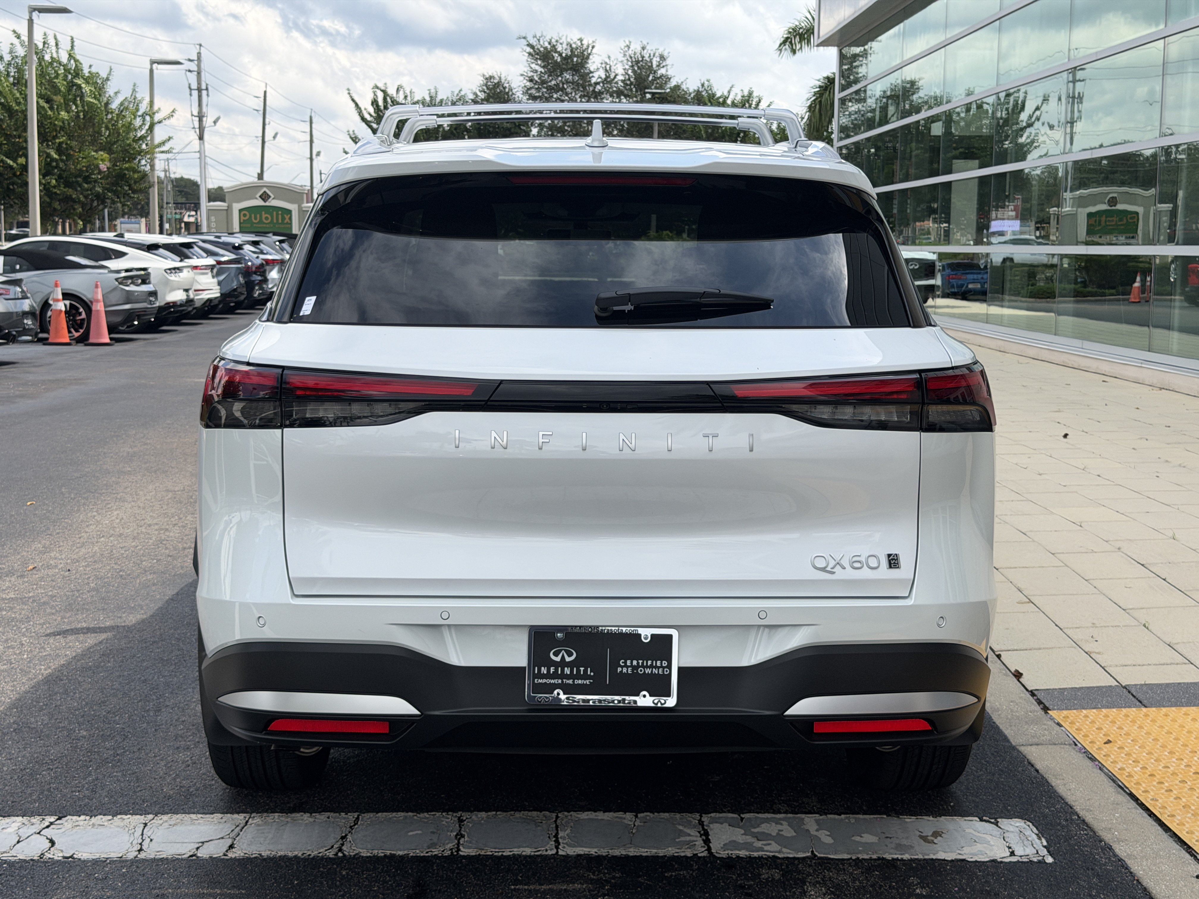 Certified 2027 INFINITI QX60 Luxe w/ Cargo Package AWD/4WD image 6