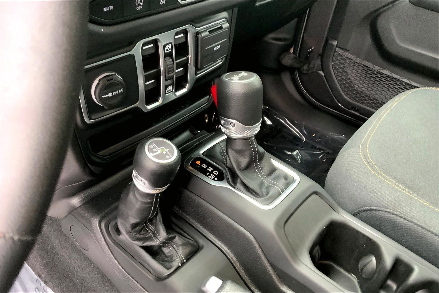 Used 2025 Jeep Wrangler Unlimited Sahara w/ Safety Group AWD/4WD image 12