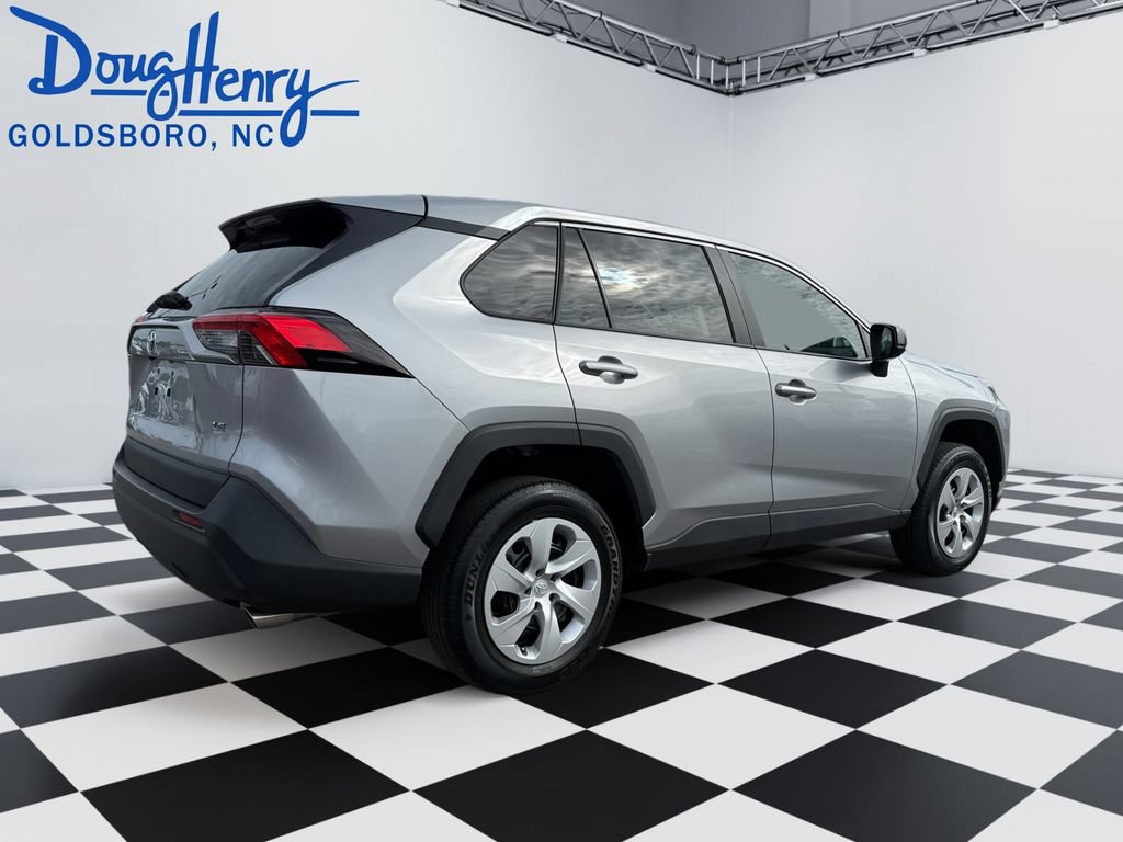 Used 2022 Toyota RAV4 LE FWD image 5