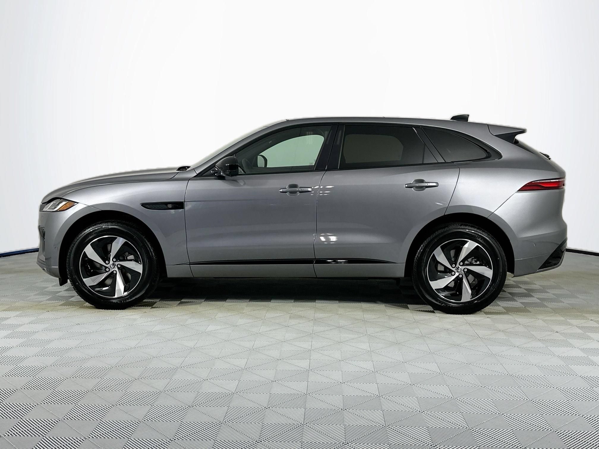 Certified 2026 Jaguar F-PACE R-Dynamic S AWD/4WD image 8
