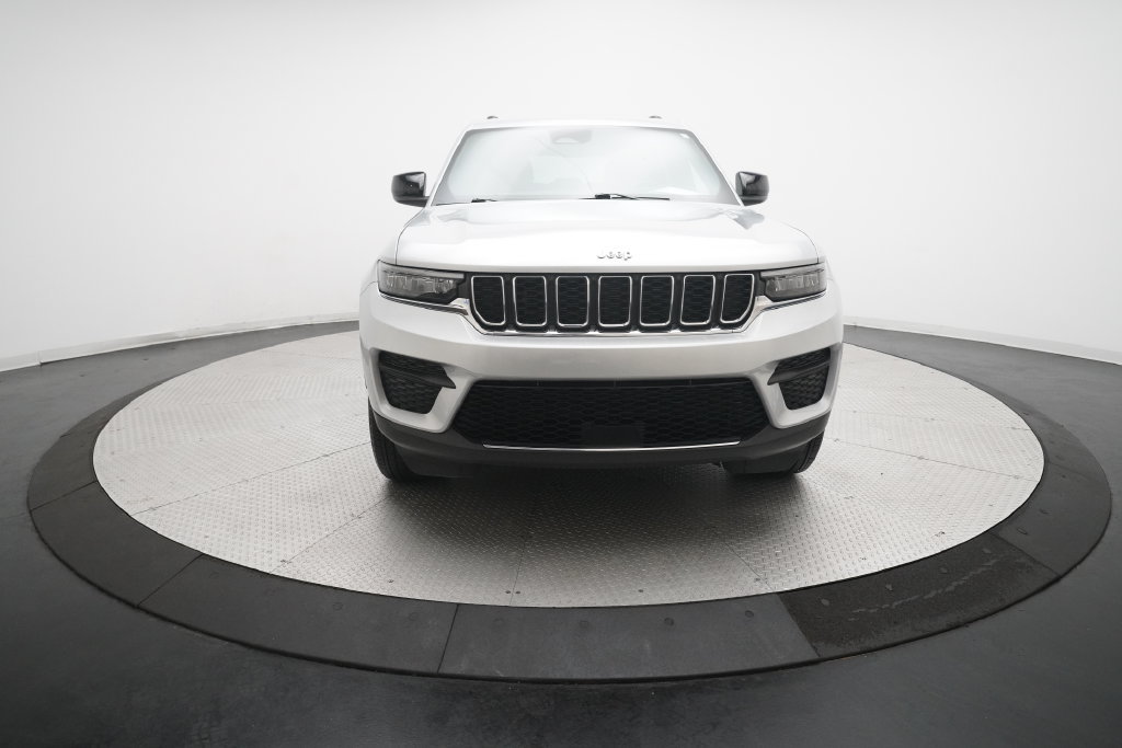 Used 2025 Jeep Grand Cherokee Laredo X w/ Luxury Tech Group I AWD/4WD image 11