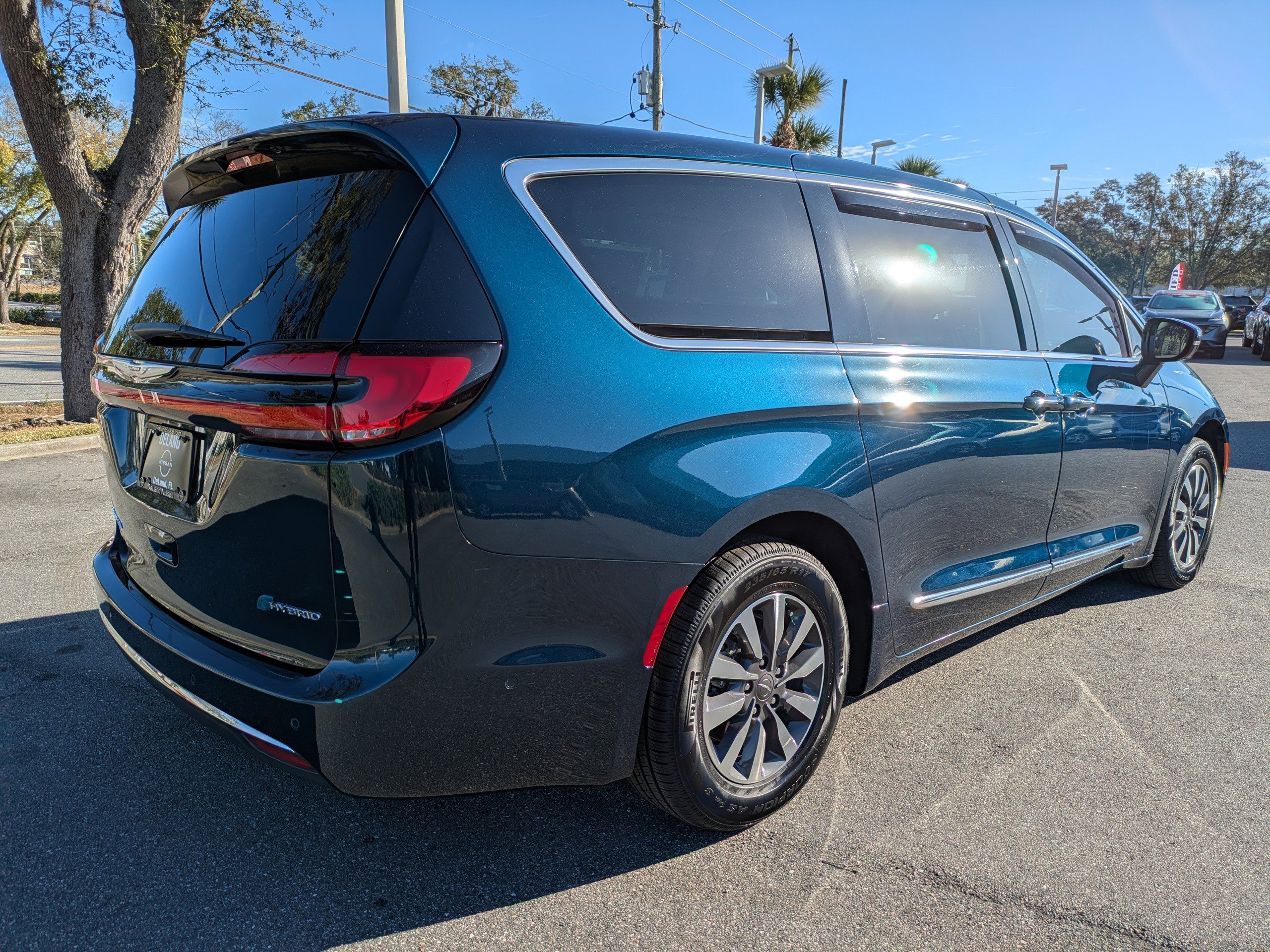 Used 2023 Chrysler Pacifica Limited image 4