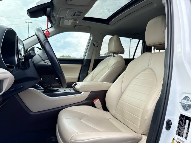 Used 2022 Toyota Highlander XLE AWD/4WD image 11