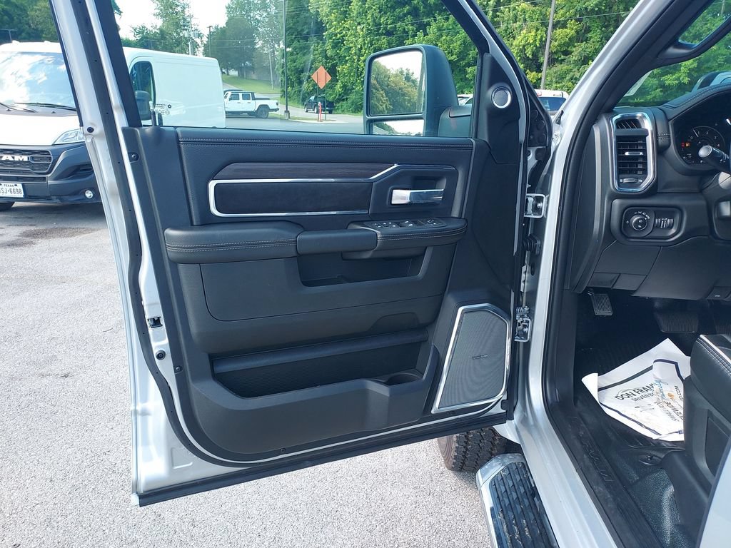 New 2026 RAM 4500 4x4 Crew Cab DRW w/ Laramie Trim Package image 10