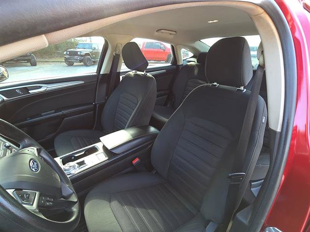 Used 2020 Ford Fusion SE image 4