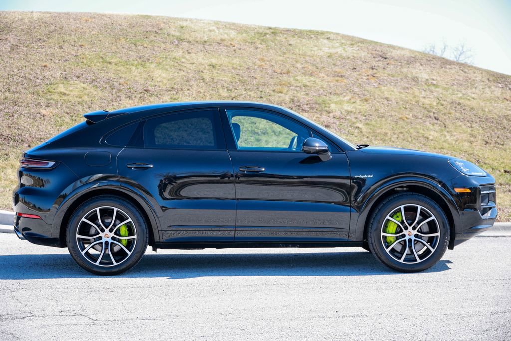 Certified 2025 Porsche Cayenne E-Hybrid Coupe image 13
