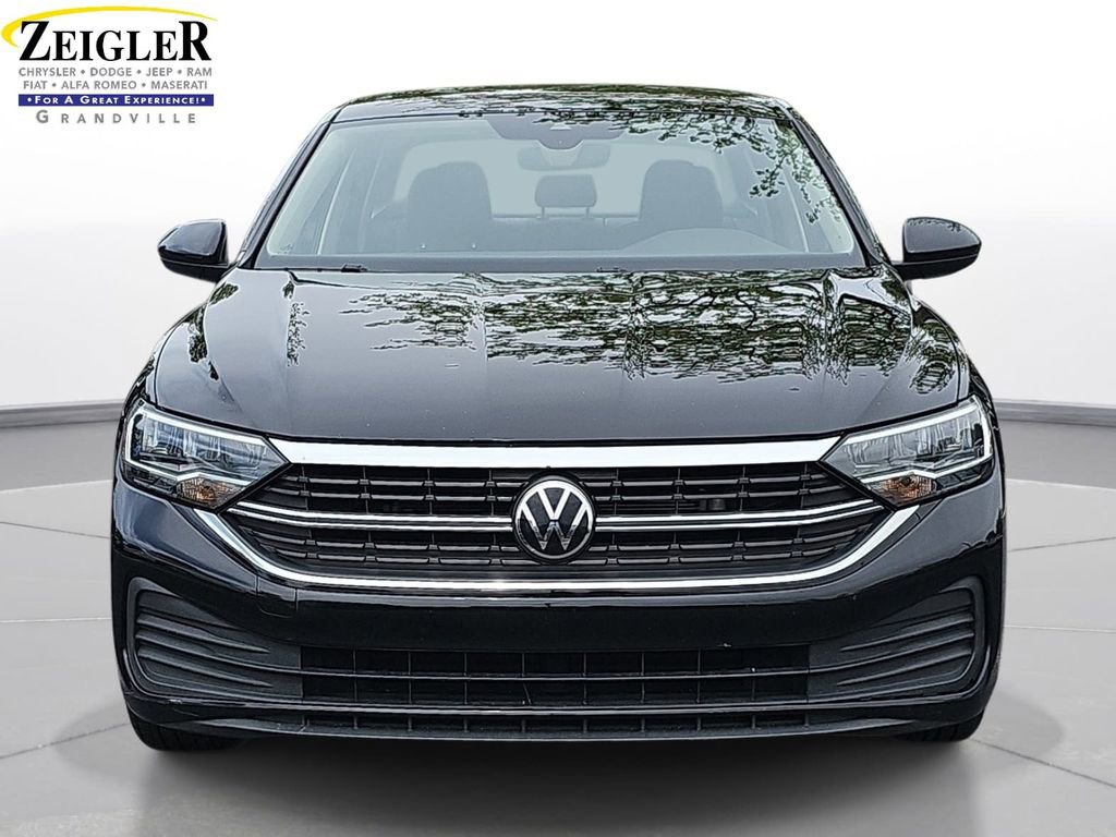 Used 2024 Volkswagen Jetta SE FWD image 2