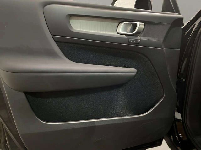 Used 2025 Volvo XC40 B5 Core image 81