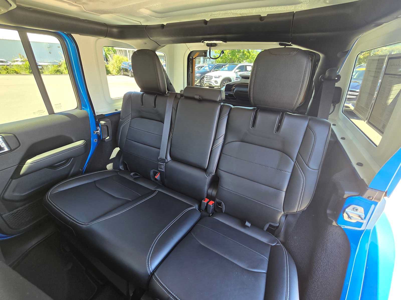 Used 2022 Jeep Wrangler Unlimited Sahara AWD/4WD image 17