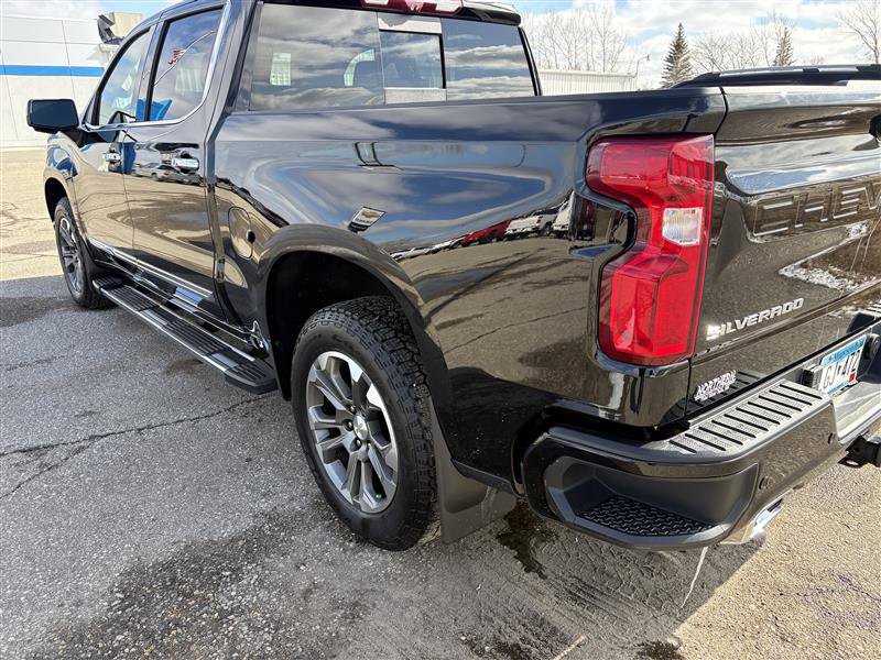 Used 2023 Chevrolet Silverado 1500 High Country w/ Technology Package image 4
