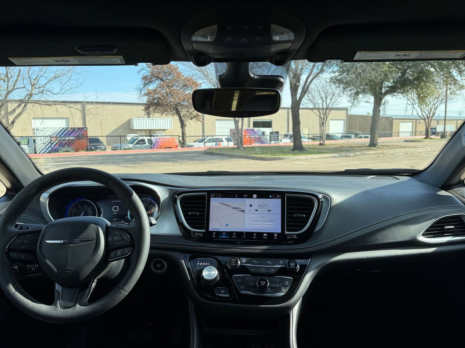 Used 2025 Chrysler Pacifica Limited image 37