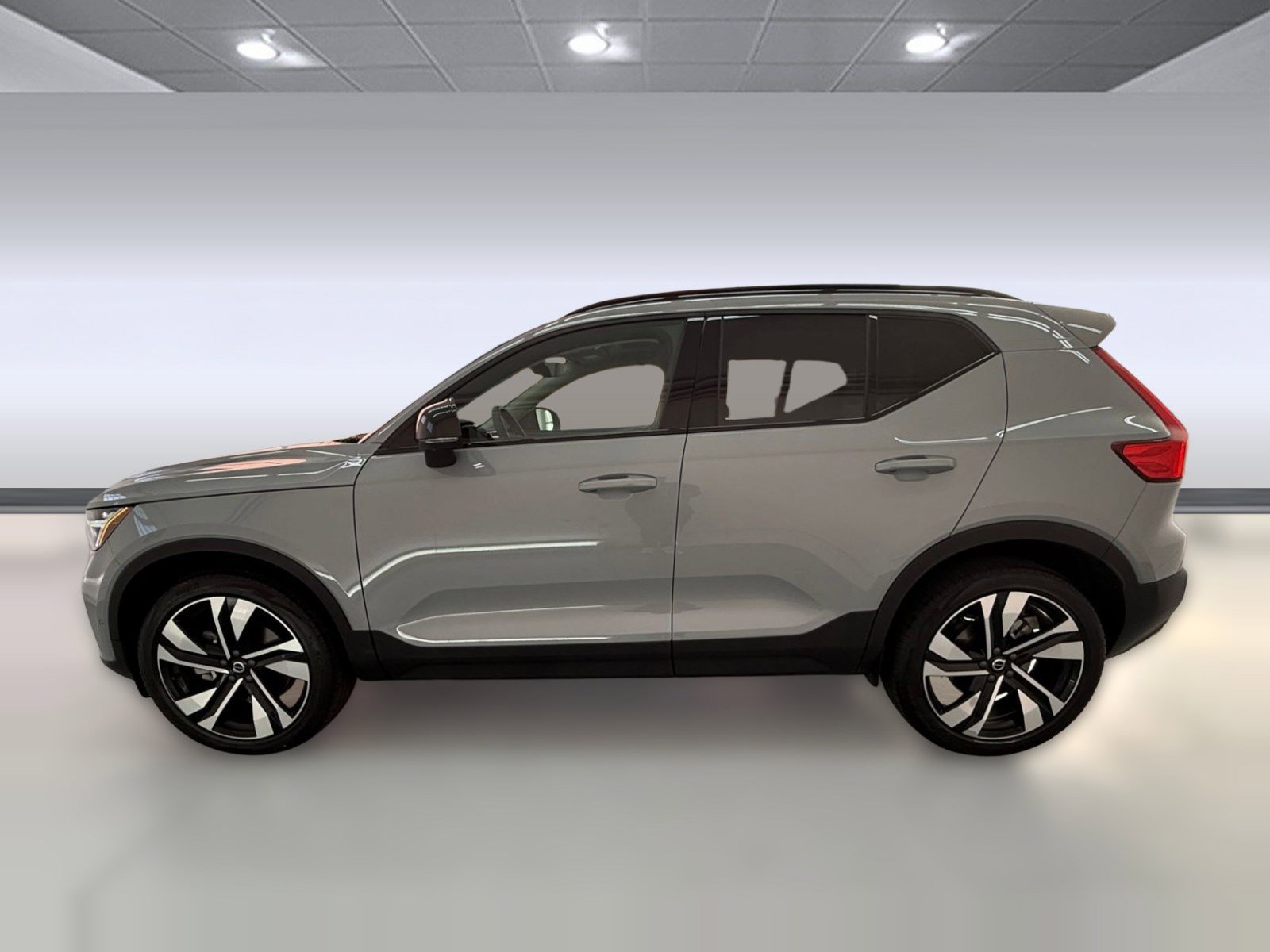 Used 2024 Volvo XC40 B5 Plus image 2