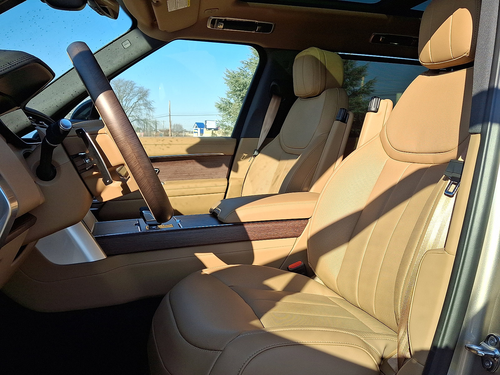 New 2026 Land Rover Range Rover Long Wheelbase SE image 3