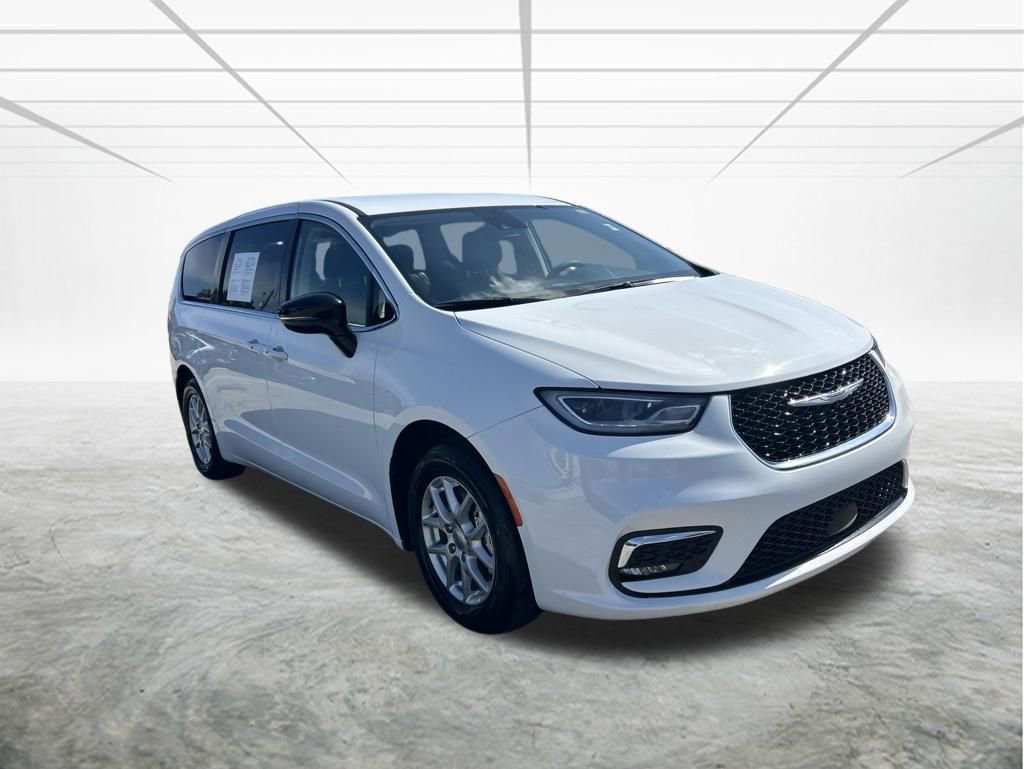 Used 2024 Chrysler Pacifica Touring-L FWD image 2