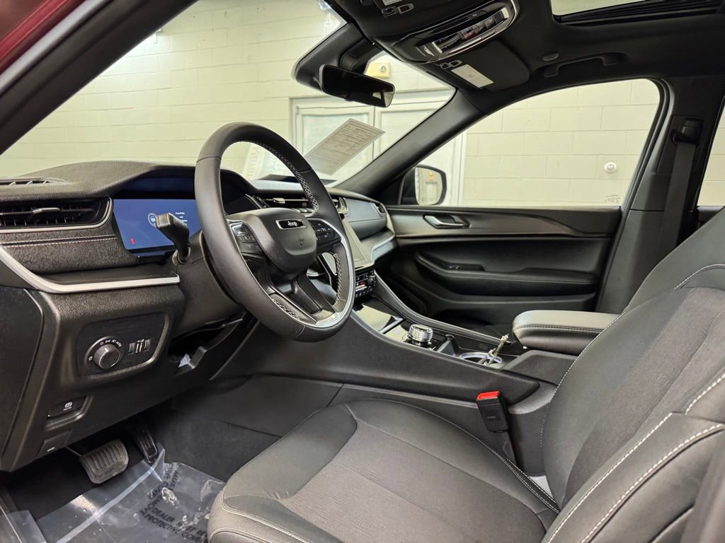 Used 2025 Jeep Grand Cherokee Laredo X w/ Luxury Tech Group I image 12