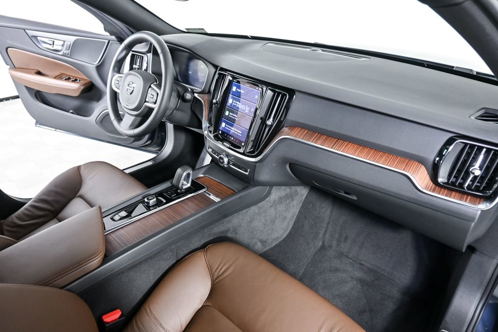 Used 2025 Volvo V60 B5 Cross Country Plus image 24