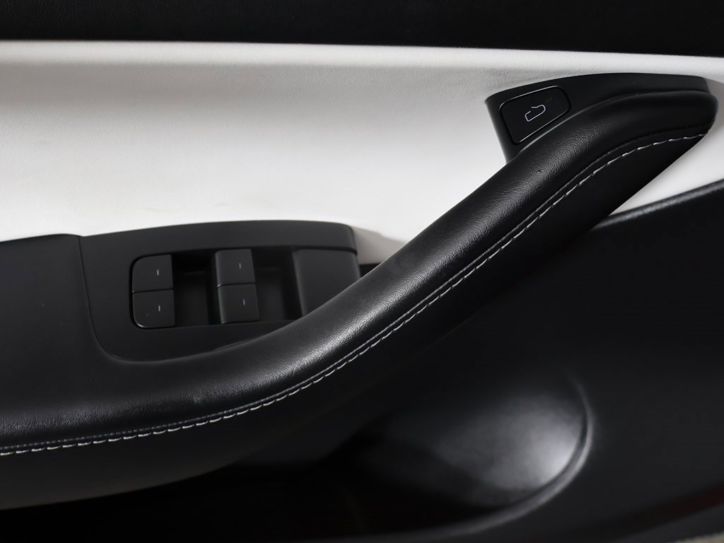 Used 2022 Tesla Model Y Long Range image 31