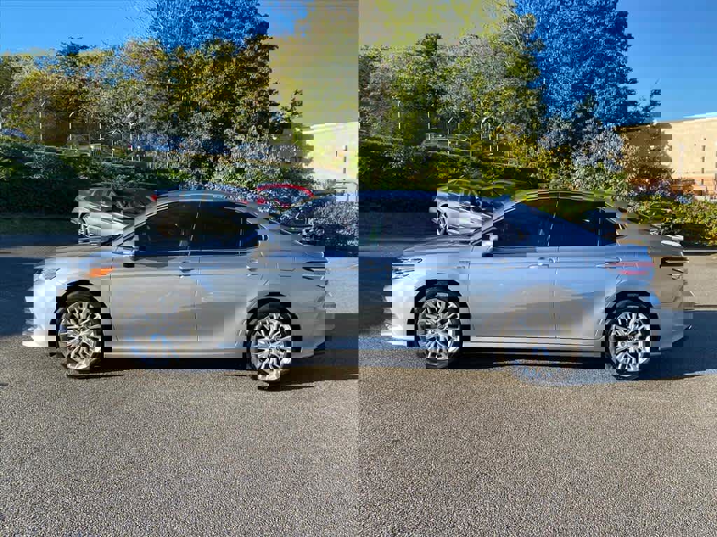 Used 2020 Toyota Camry XLE image 2