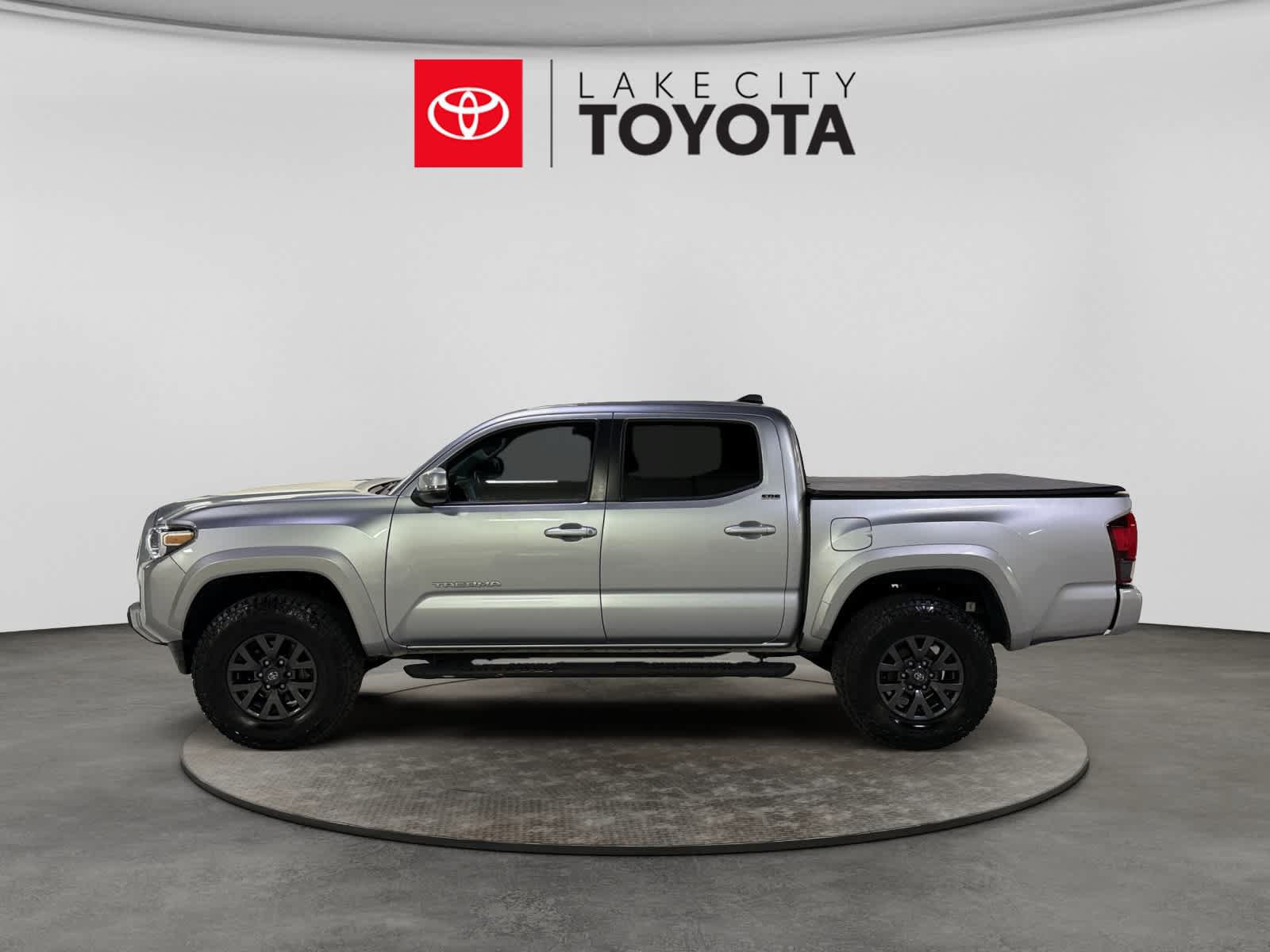 Used 2023 Toyota Tacoma SR5 AWD/4WD image 3