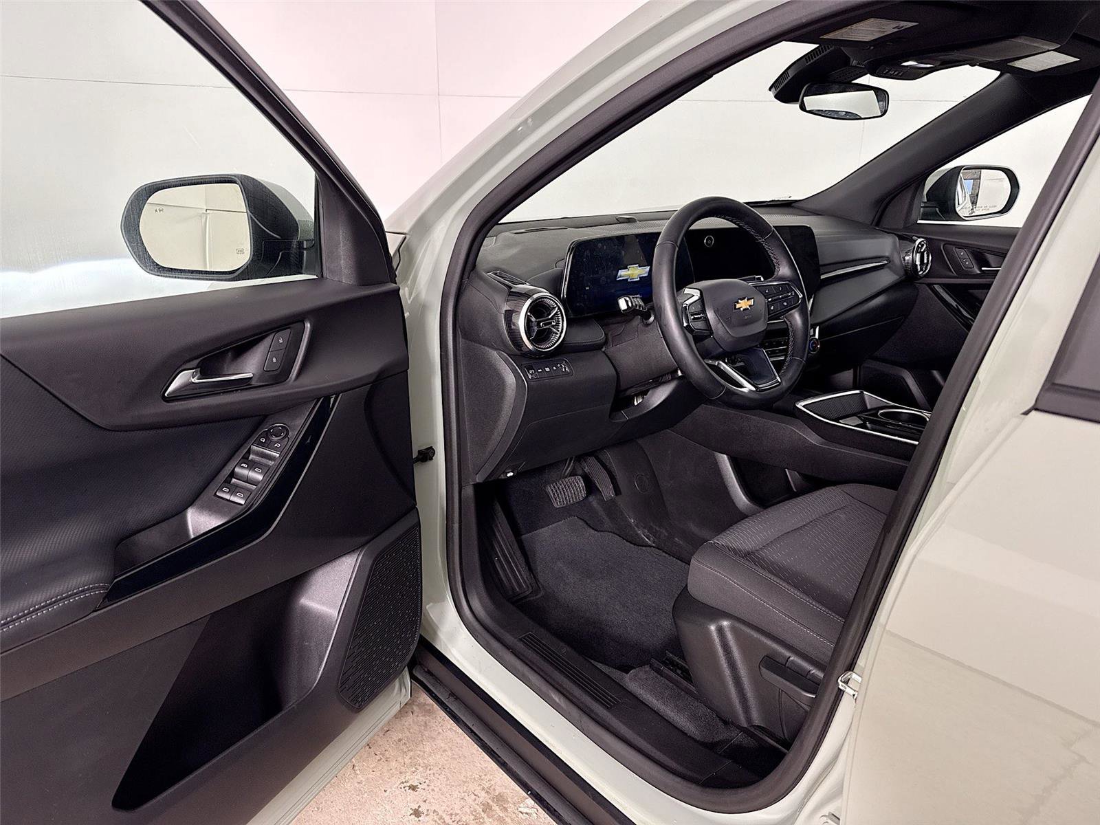 Used 2025 Chevrolet Equinox LT image 3