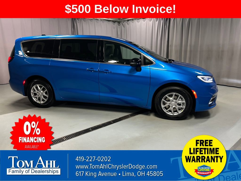 New 2026 Chrysler Pacifica Select image 8