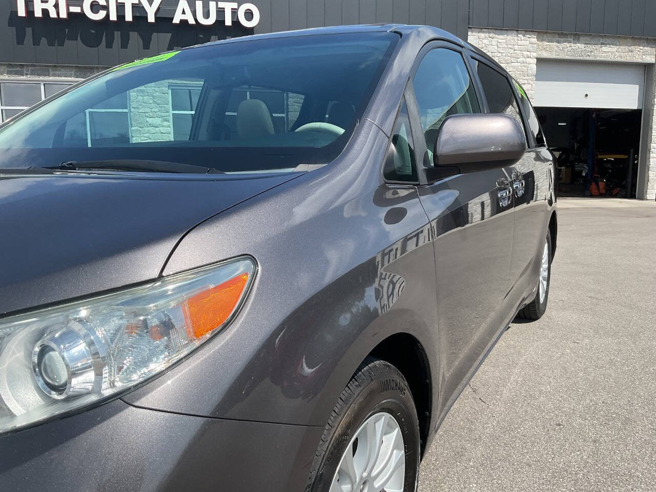 Used 2012 Toyota Sienna XLE FWD image 2