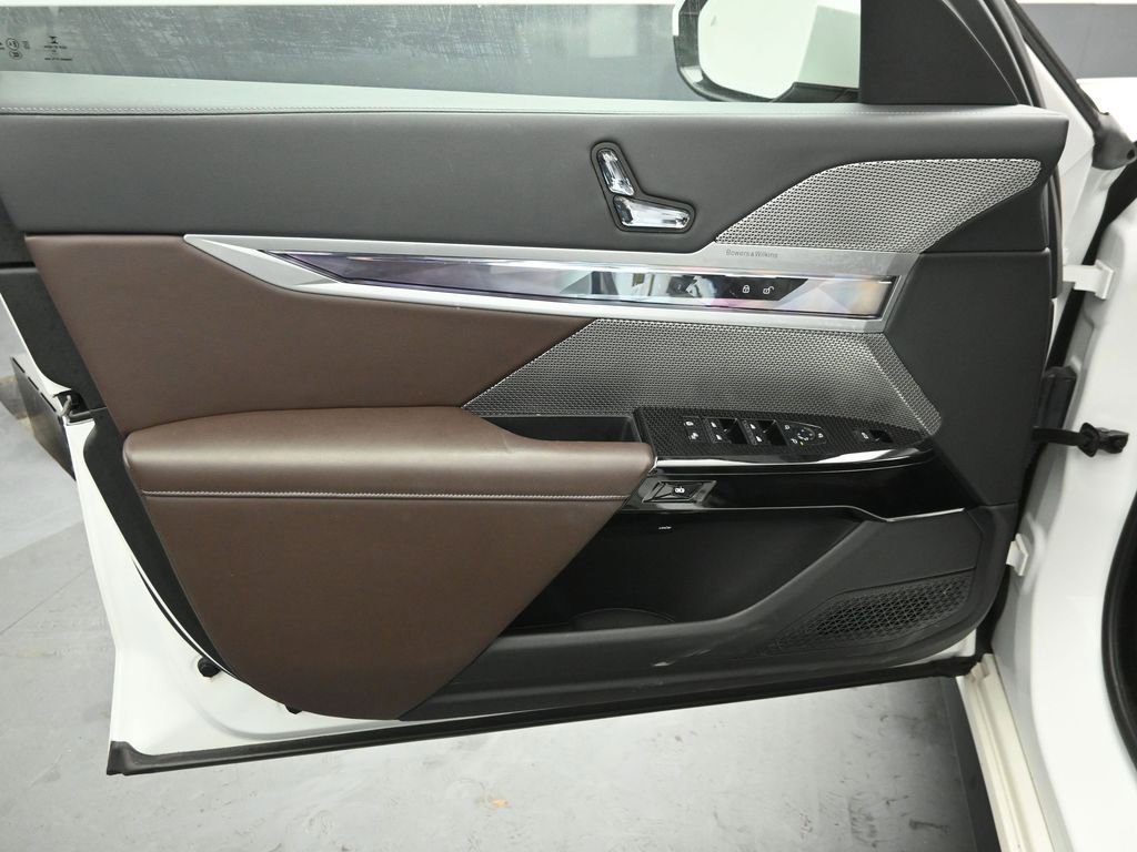 Used 2023 BMW 760i xDrive w/ Luxury Rear Seating Package image 21