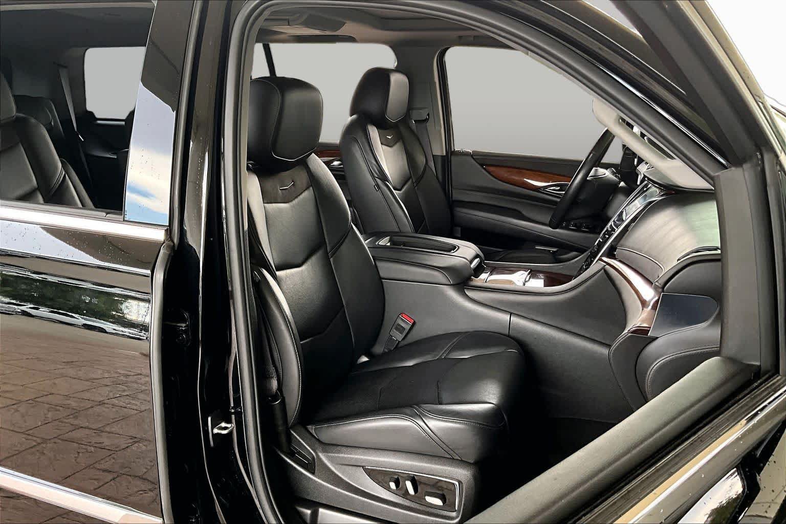 Used 2017 Cadillac Escalade Luxury AWD/4WD image 8