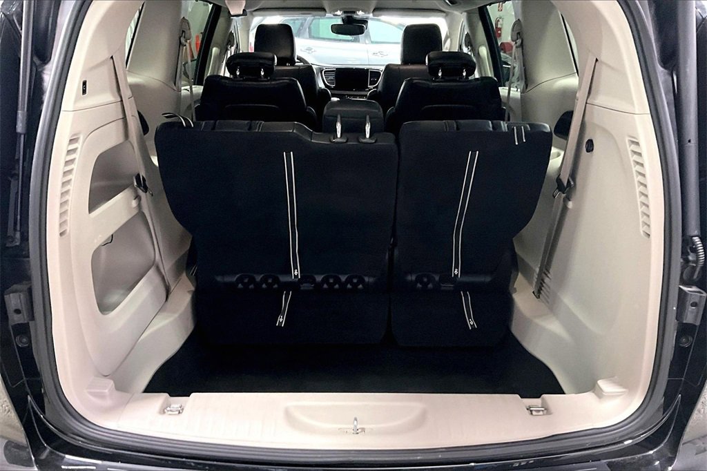 Used 2022 Chrysler Pacifica Touring-L image 7