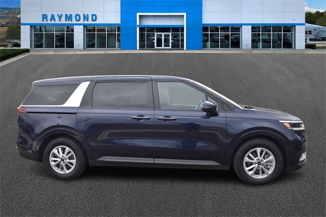 Certified 2023 Kia Carnival LX image 2