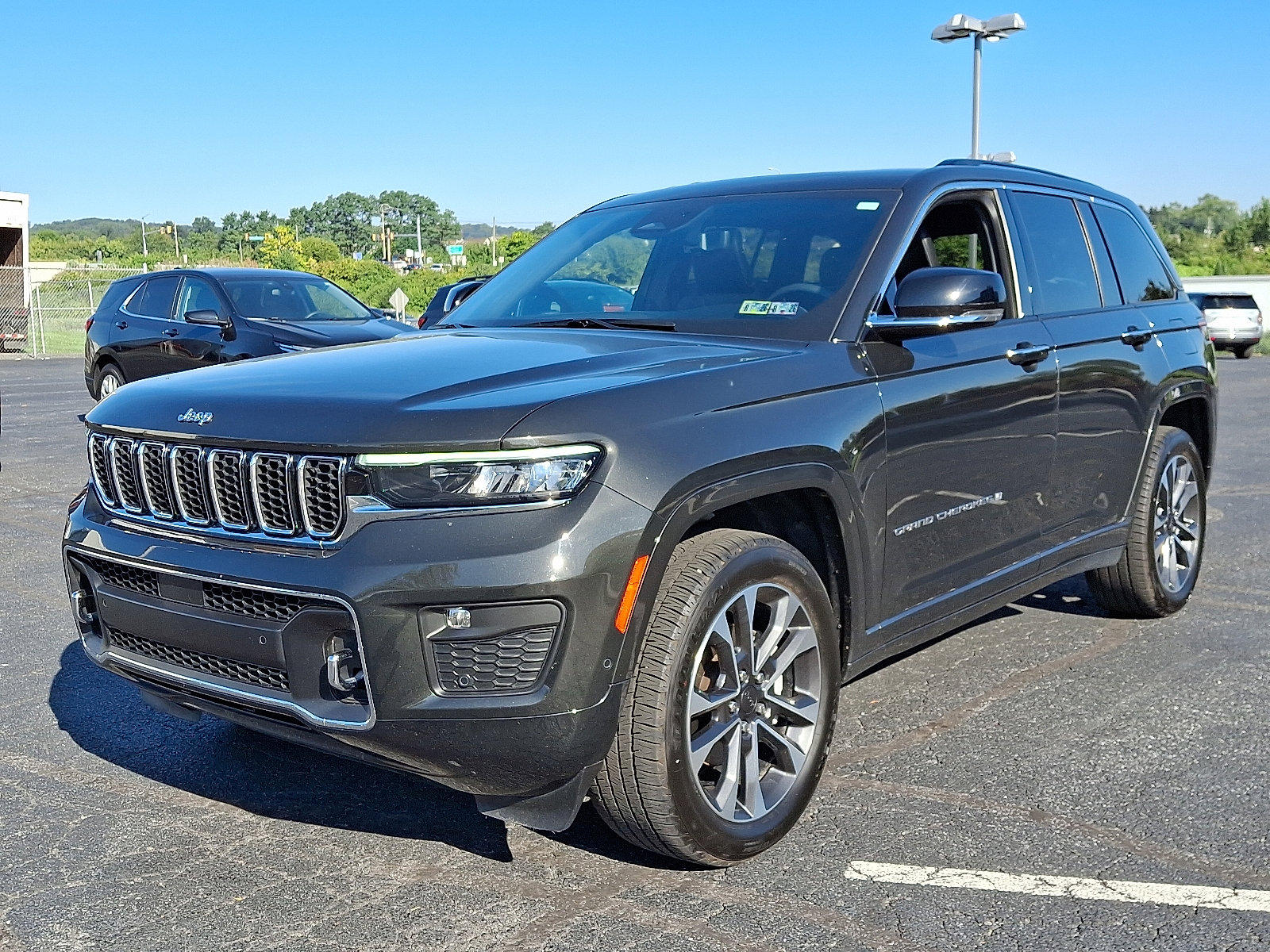 Used 2023 Jeep Grand Cherokee Overland w/ Luxury Tech Group IV image 3