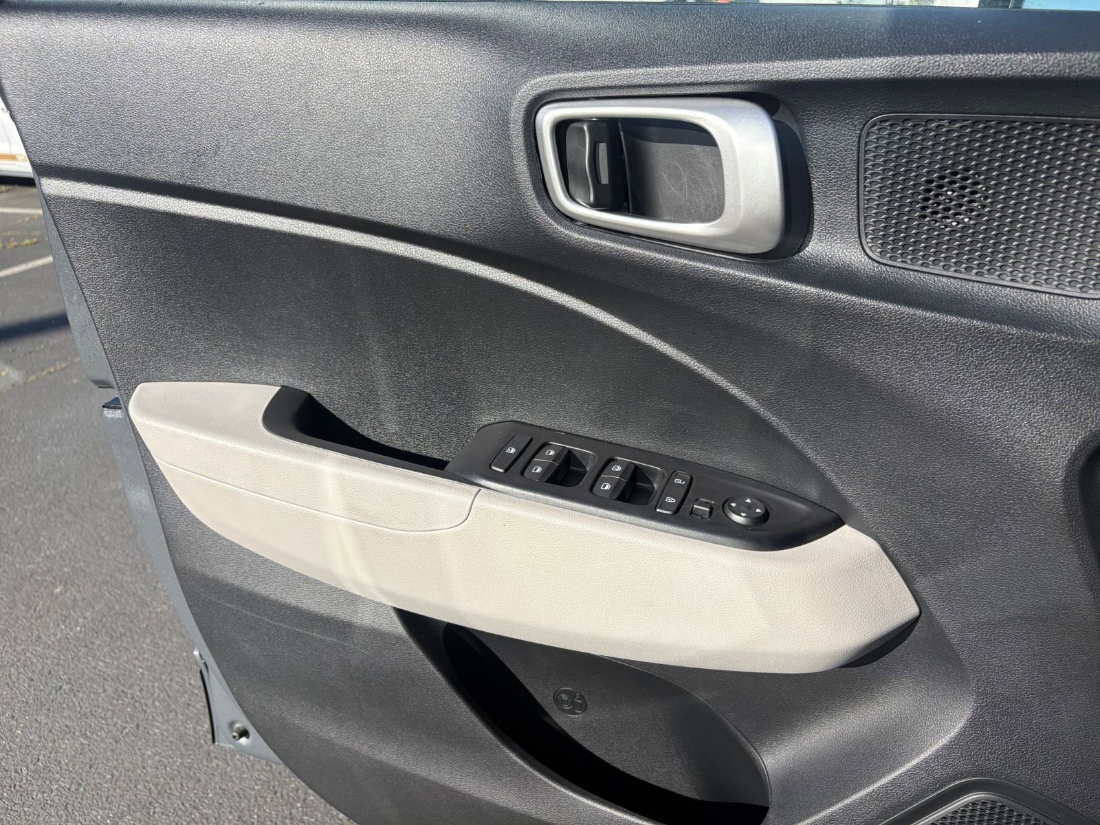 Used 2025 Hyundai Venue SEL image 18