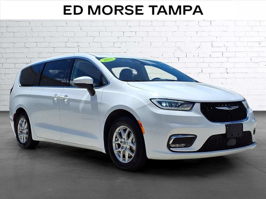 Used 2023 Chrysler Pacifica Touring-L FWD image 5